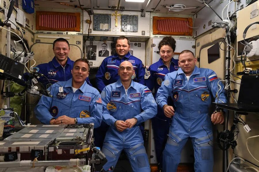 Какая космическая станция сейчас работает в космосе. Экипаж МКС Вагнер Иванишин Кэссиди. Союз МС-16 экипаж. Международная Космическая станция МКС экипаж. Экипаж Космонавтов на МКС сейчас.