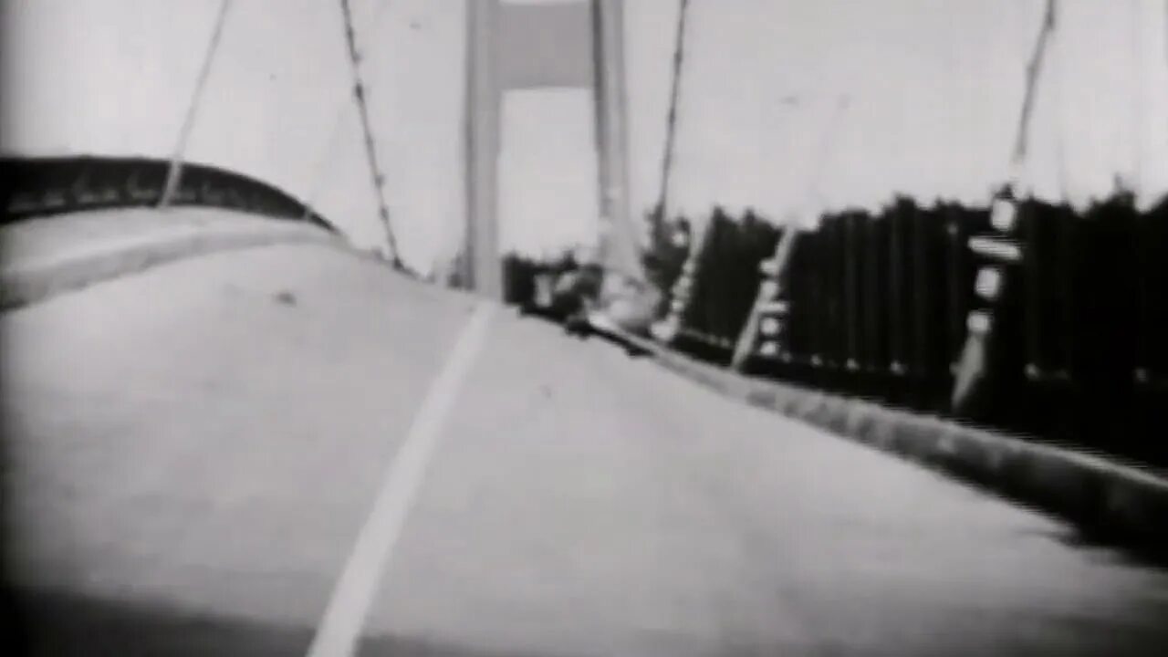 Мост в сша разрушение. Мост Тэйкома 1940. Такомский мост резонанс. Такомский мост 1940. Такомский мост в США.
