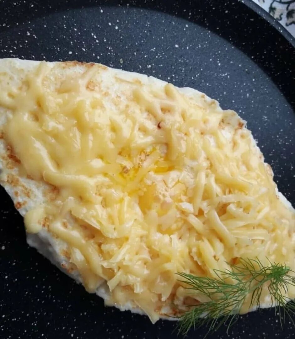 Хачапури на сковороде с творогом и яйцом. Пп хачапури из творога. пп хачапури с творогом и сыром. пп хачапури на сковороде. пп хачапури на сковороде с творогом.