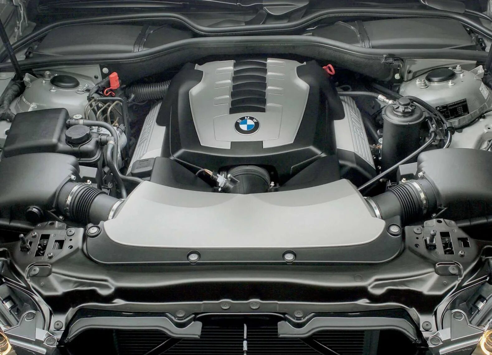 Двигатель бмв 750. BMW 750li v8. BMW 740 e66 мотор. БМВ е65 4.8 мотор. BMW 750li мотор.