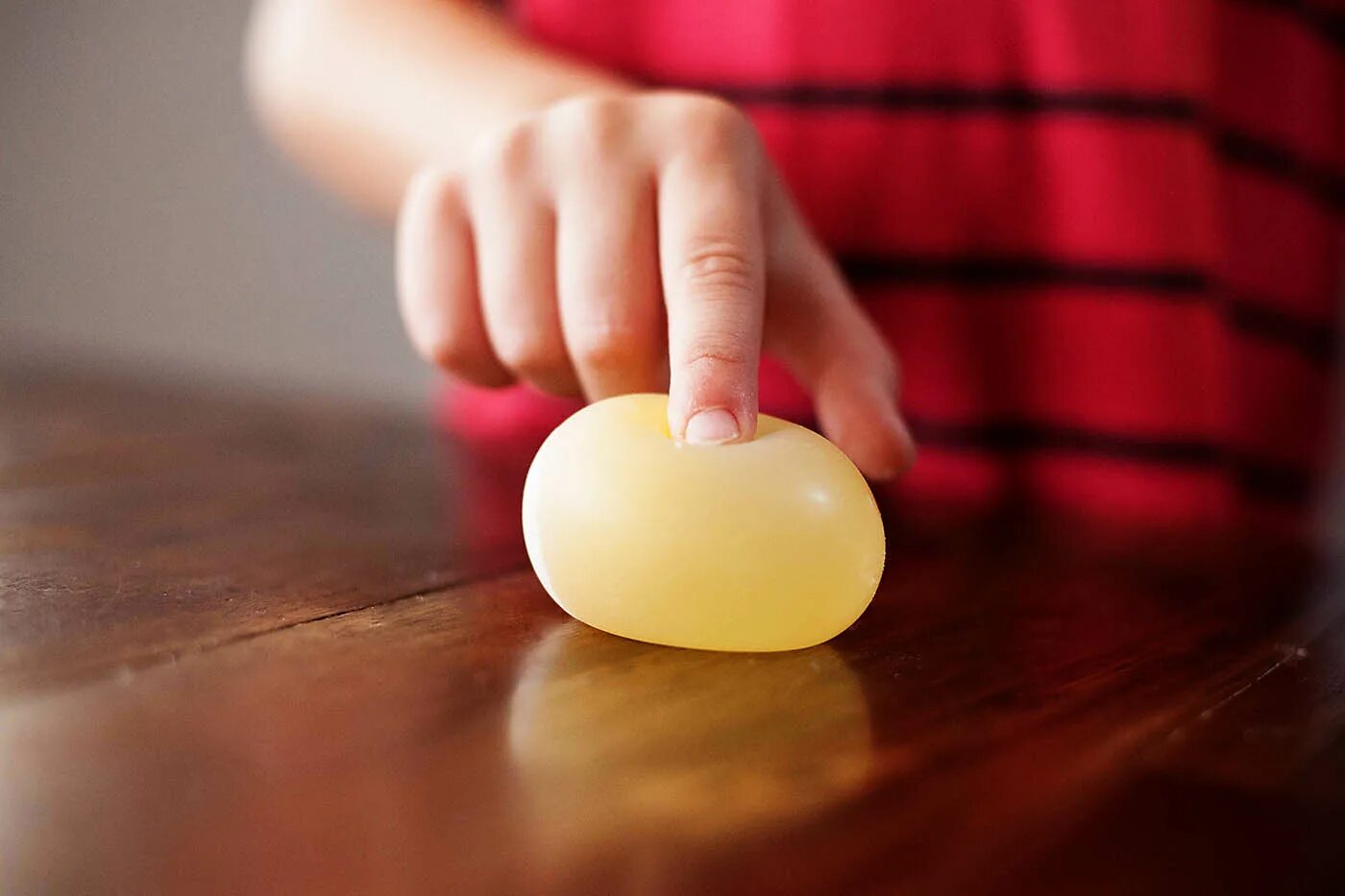 Яйцо трубочка. Яйцо. Яйцо в уксусе эксперимент. Резиновое яйцо эксперимент. Яйцо в уксусе.