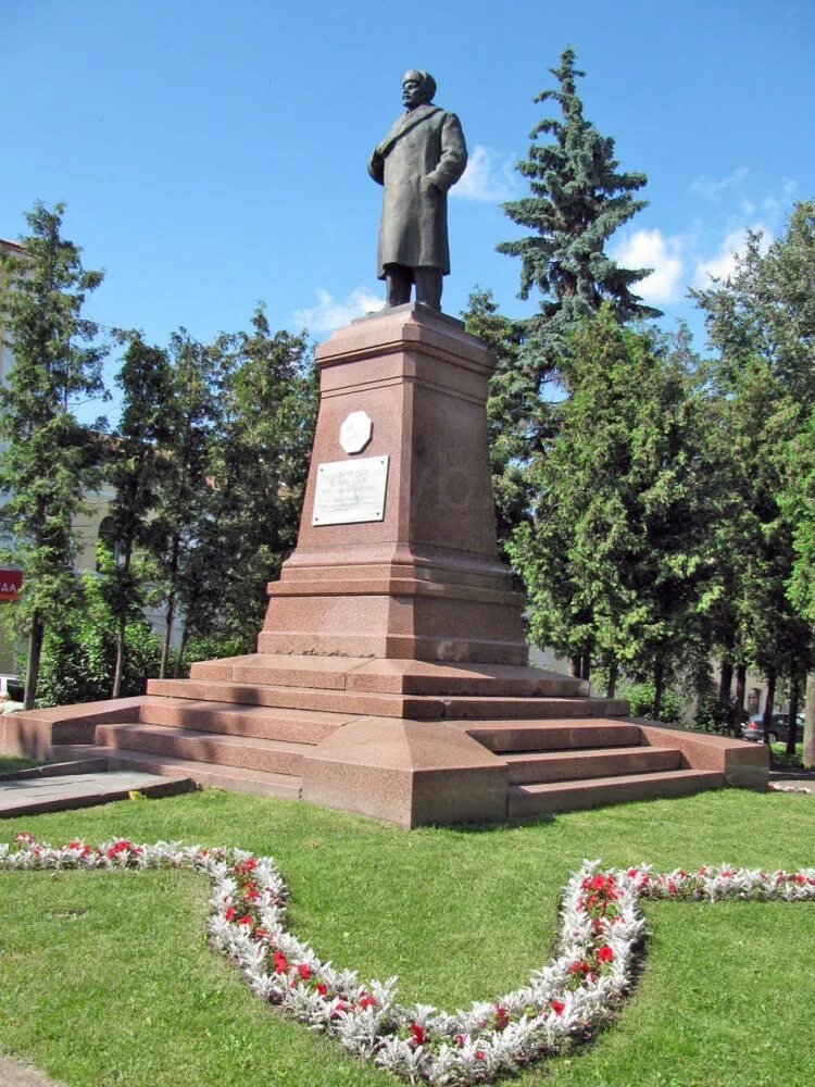 Ленин 1902 год. Ленин 1906. Ленин берг. Памятник ленину в ушанке в рыбинске. Ленин обои на телефон вертикальные.