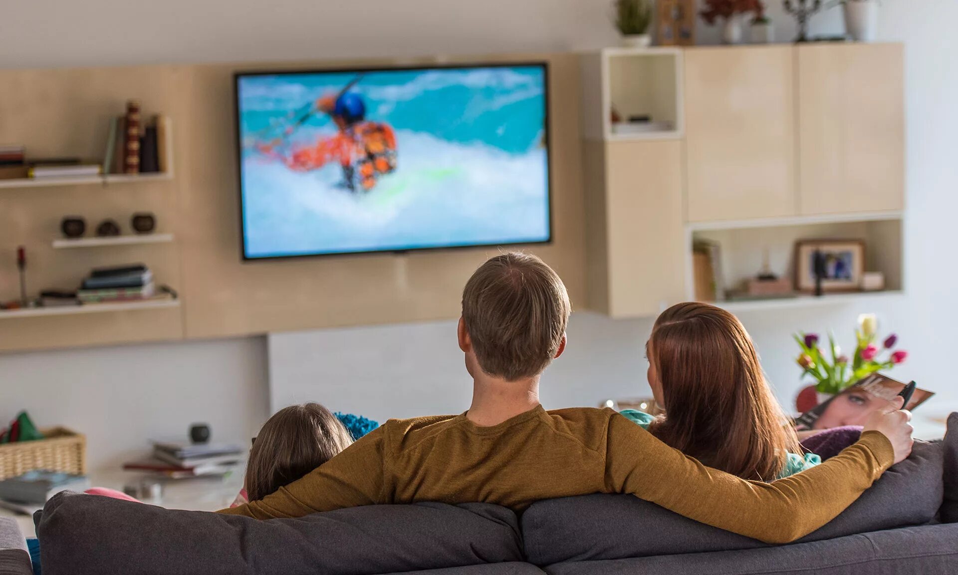 Семья смотрит тв. Телевизор. Человек телевизор. Перед телевизором. Человек сидит перед телевизором.