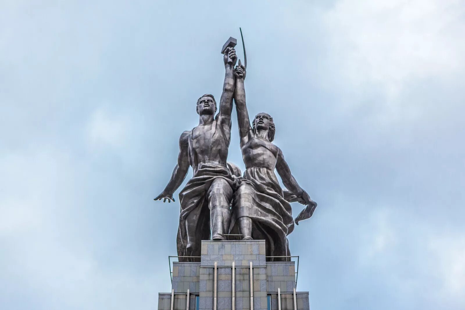 Скульптура рабочий и колхозница где находится. Вера мухина рабочий и колхозница. павильон рабочий и колхозница на вднх. рабочий и колхозница памятник. вднх мухина рабочий и колхозница.