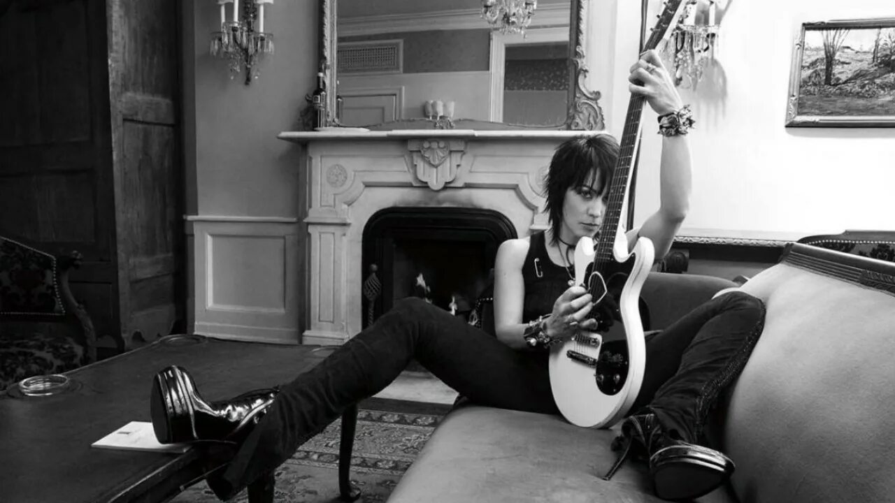 Joan Jett с гитарой. Joan Jett в молодости с гитарой. Фотосессия с гитарой.