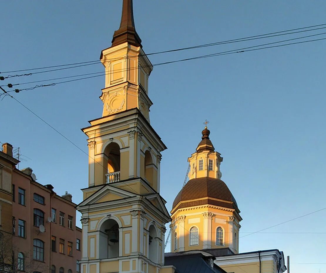 Церковь святых и праведных Симеона и Анны в Санкт-Петербурге. Церковь на углу Моховой и Белинского. Церковь Симеона и Анны — Моховая ул., 48.. Вид с улицы у моста храма святых праведных Симеона Богоприимца и Анны..