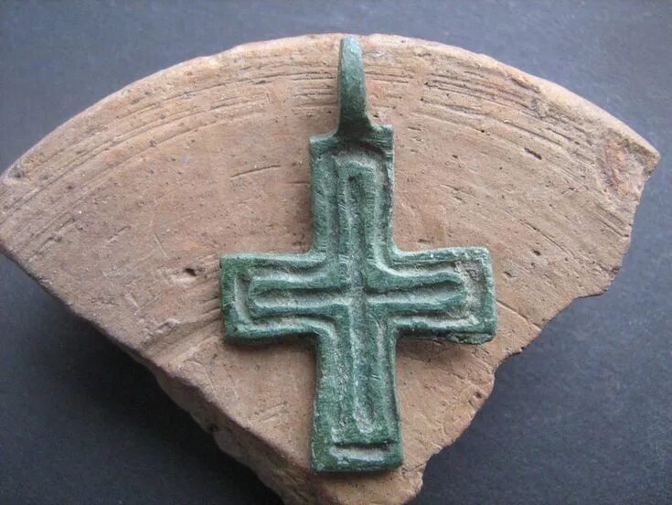 Крест археология. Крест викингов археология. Средневековый крест.