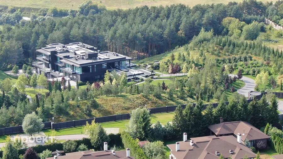 элитном посёлке agalarov estate. особняки и дворцы на рублевке. рублёвское шоссе особняки. барвиха рублевка москва. дороги дома на рублевке.