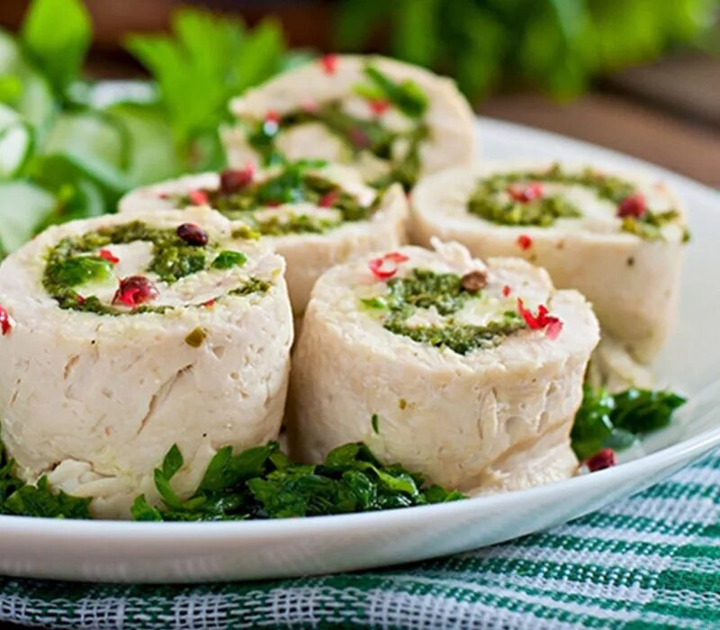 Куриный рулет со шпинатом. Куриный рулет с сыром и зеленью. Куриный рулет с сыром и зеленью. Куриный рулет с зеленью. Куриный рулет с сыром.