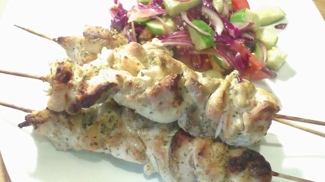 Шашлык в кефирном маринаде. Шашлык из курицы в кефире. Куриный шашлык на кефире. Курица в кефире шашлык.