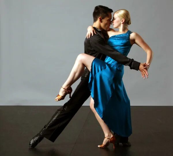 Бальные танцы пасодобль. Аргентинцы танго. Танец исполняемый четным количеством пар. Танец исполняемый четным количеством пар. Пара танцует.