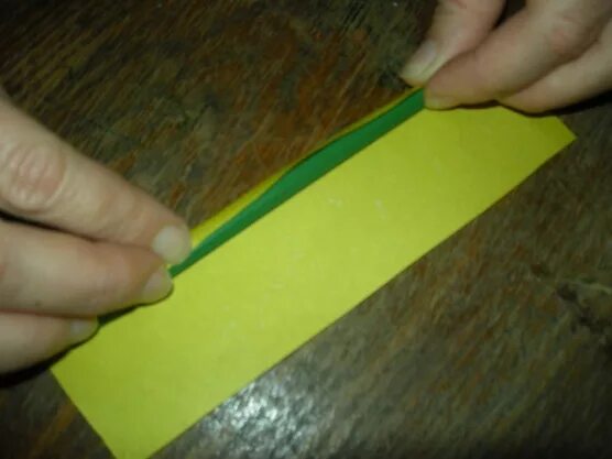 Как сделать трубочку из бумаги. Трубочки из цветной бумаги. Разноцветные соломки из бумаг. Аппликации из трубочек цветной бумаги. Скрученная трубочка из бумаги.