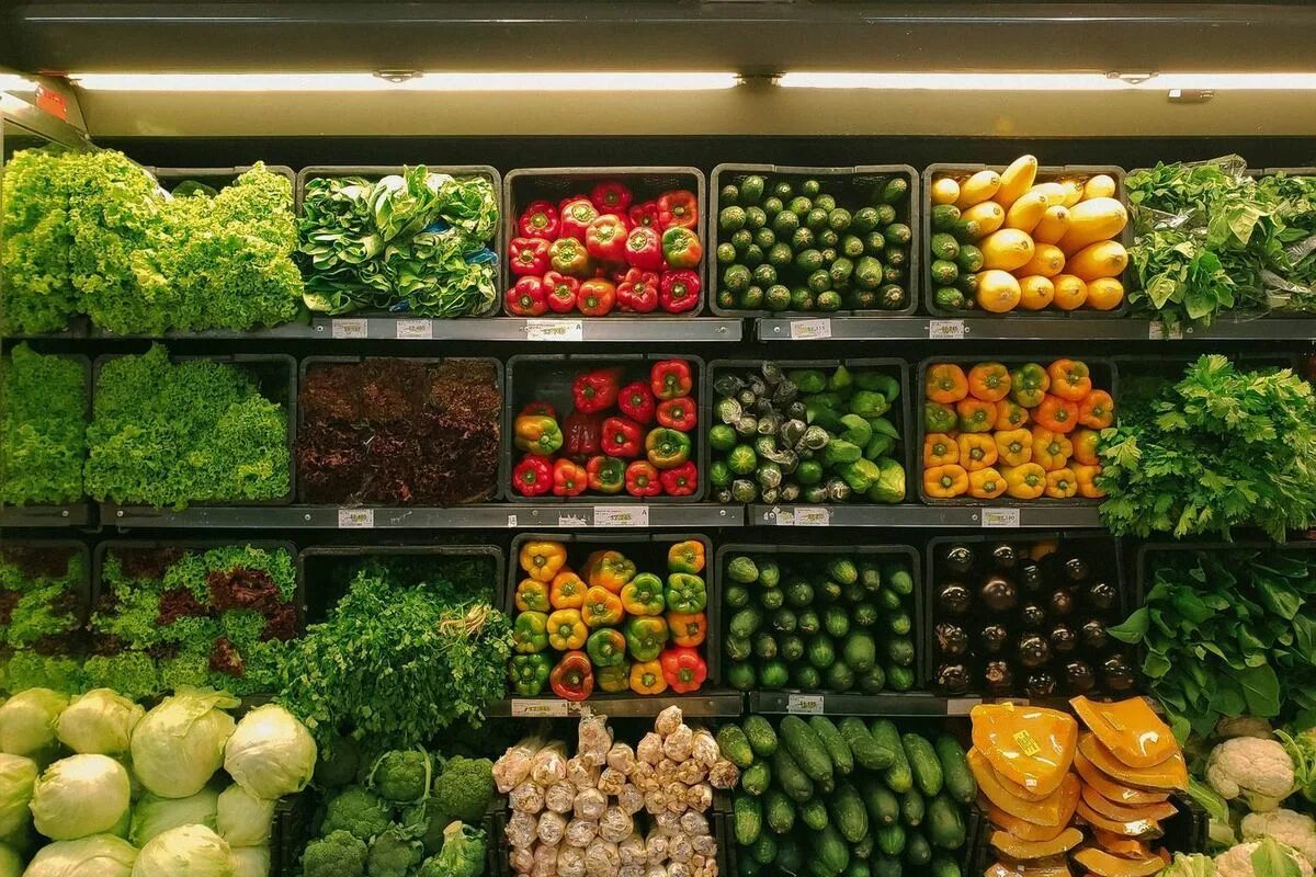 Овощи и фрукты. Ассортимент фруктов и овощей. Продукты овощи фрукты. Овощи в магазине. Прилавок с продуктами