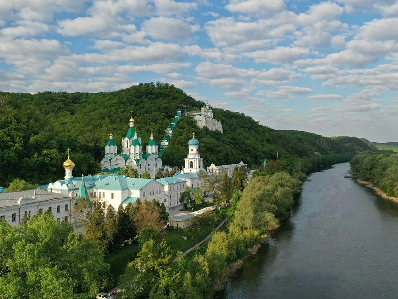 Святые святогорской лавры. Святогорский Свято-Успенский монастырь. Святогорский Свято-Успенский монастырь Псков. Святогорская Успенская Лавра. Успенский Святогорский мужской монастырь.