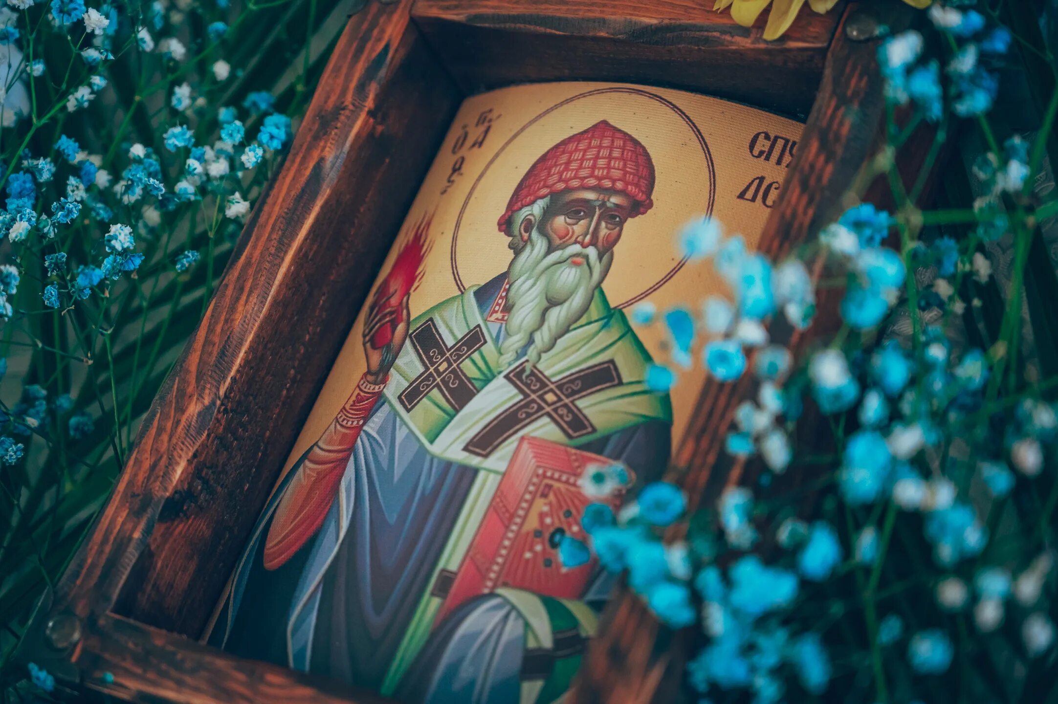 25. 25 декабря праздник церковный спиридона. 25 декабря церковный праздник спиридона тримифунтского. украшение иконы спиридона тримифунтского. святитель спиридон тримифунтский.