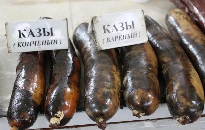 Казы копченое. Узбекская колбаса казы. конская колбаса узбекская. казы колбаса из конины.