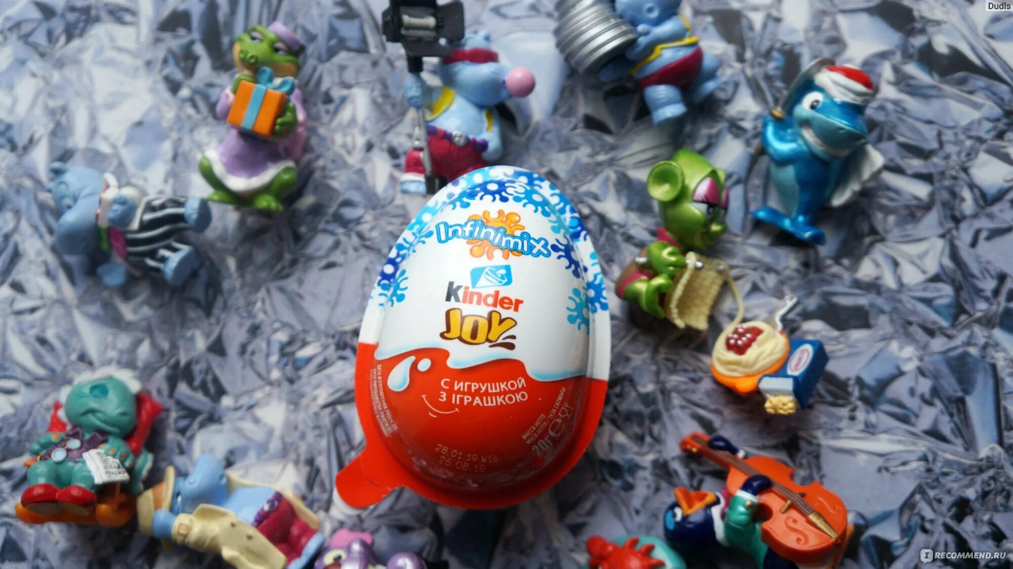 Включи киндер открывать. Киндер человечек. Игрушки открытые из киндера. Новогоднее шоколадное яйцо с игрушкой. Киндеры шоколадные яйца с сюрпризом.