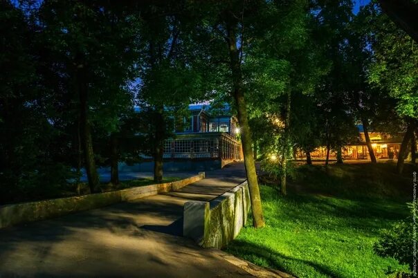 Парк цкпо рязань. Парк отель ловеч рязань. Лесопарк рязань. Лесопарк затоплен. Лесопарк рязань ночью.