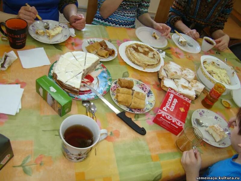 Что можно взять на чаепитие в школе. Сладости на чаепитие в школу. Стол на чаепитие для детей в школе. Что можно взять на чаепитие в школе. Что можно взять на чаепитие в школе.