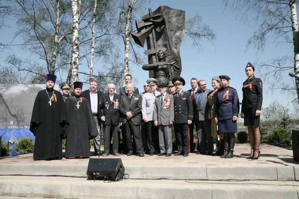 Памятник регулировщице Истра. Памятник регулировщице на Волоколамском шоссе. Памятник регулировщице Московская область. Памятник регулировщице в Снегирях. Памятник в снегирях