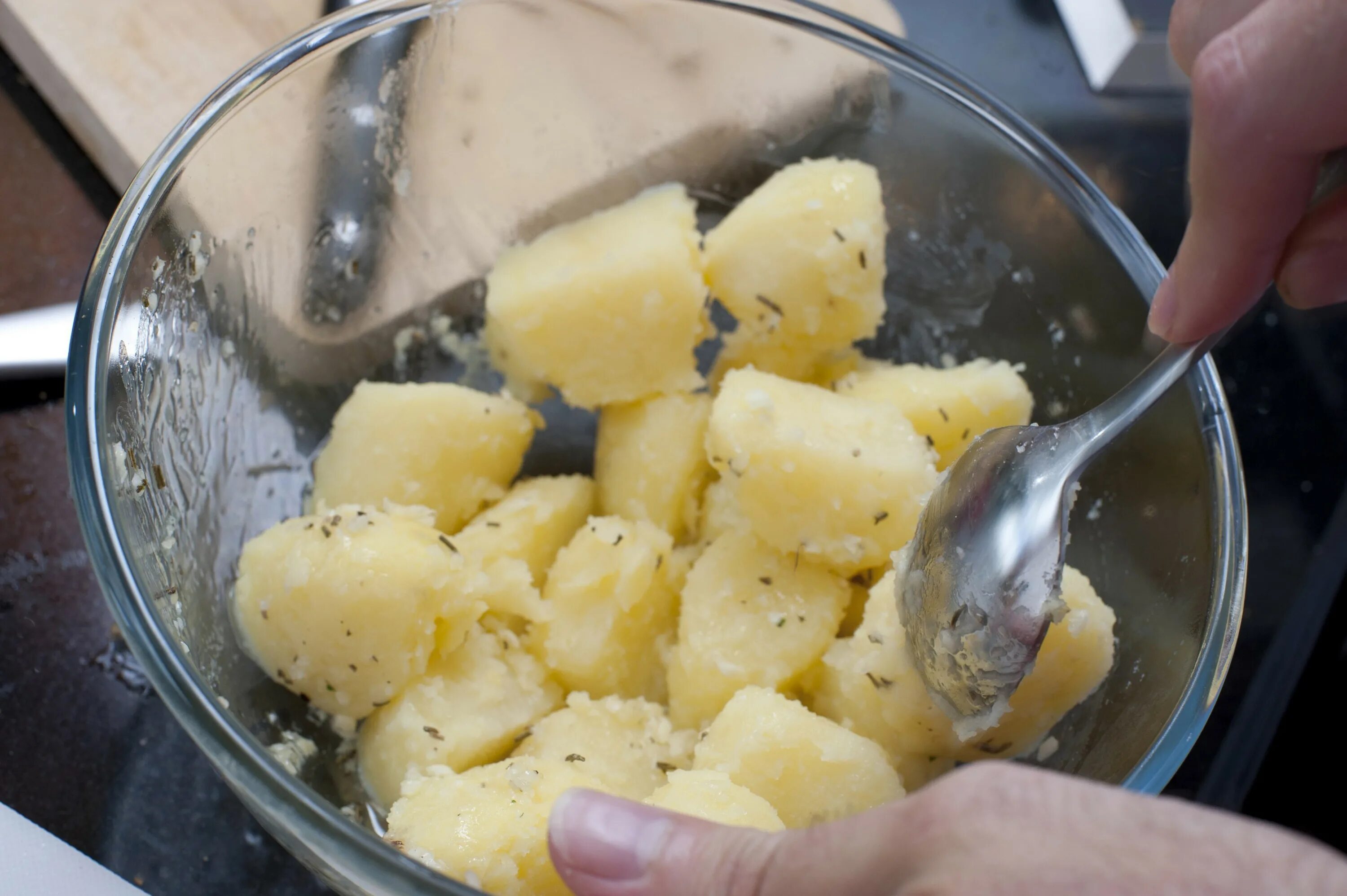 Картошка вареная кружками. Испорченная картошка варенная. Картошка вареная в ряженке. Вареная картошка в воде.