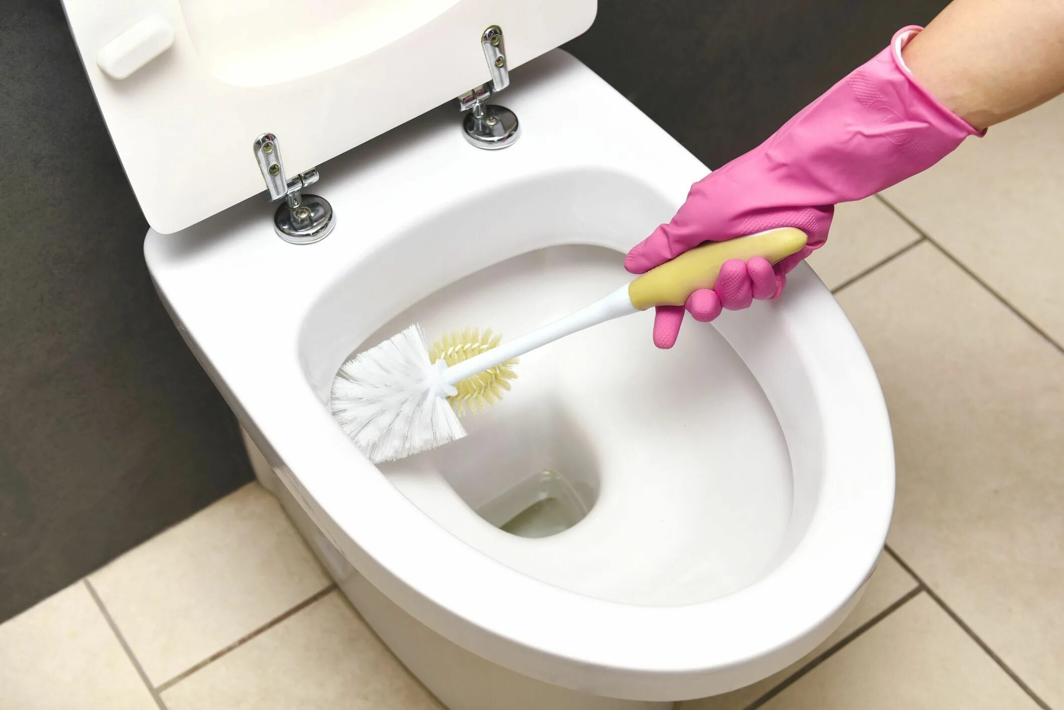Мытье унитаза. Уборка туалета. Для очистки унитаза. Убирающийся унитаз.