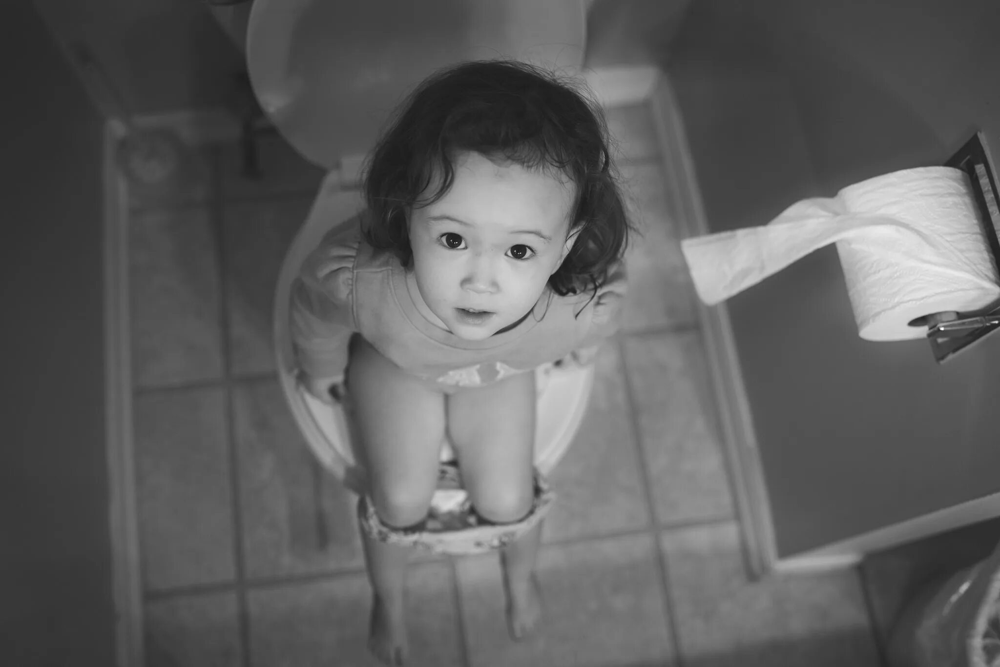 Potty пипи. Ребенок на унитазе. Камера в туалете детского сада. Дети на унитазе в садике девочки. Туалет камера мама