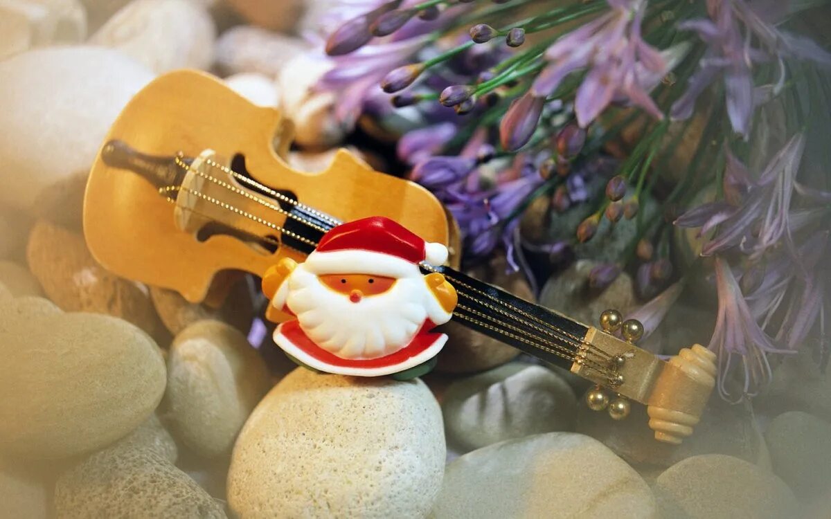 Скрипка новый год. Новый год и музыкальные инструменты. Музыкальный новый год. Новогодние музыкальные инструменты.