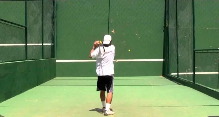 Теннис игра в стенку. Стена для тенниса. Теннисный корт со стенкой. Большой теннис со.comмтеной. Стенка для тенниса.