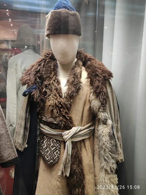 Кафтан на меху 6. Камзол эпохи петра 1. Камзол петра 1 в эрмитаже. Шуба боярская 16 век. Камзол мужской 17 век.