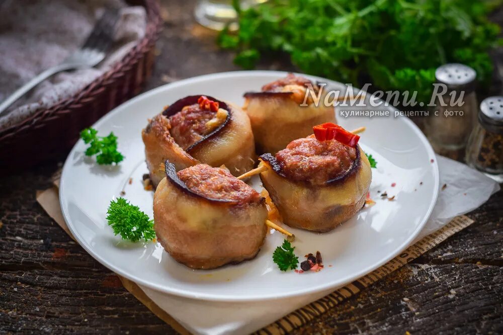 Горячая закуска буржуй в телогрейке. Горячая закуска буржуй в телогрейке. Буржуй в телогрейке рецепт. Буржуйчики в беконе. Буржуй в телогрейке рецепт.