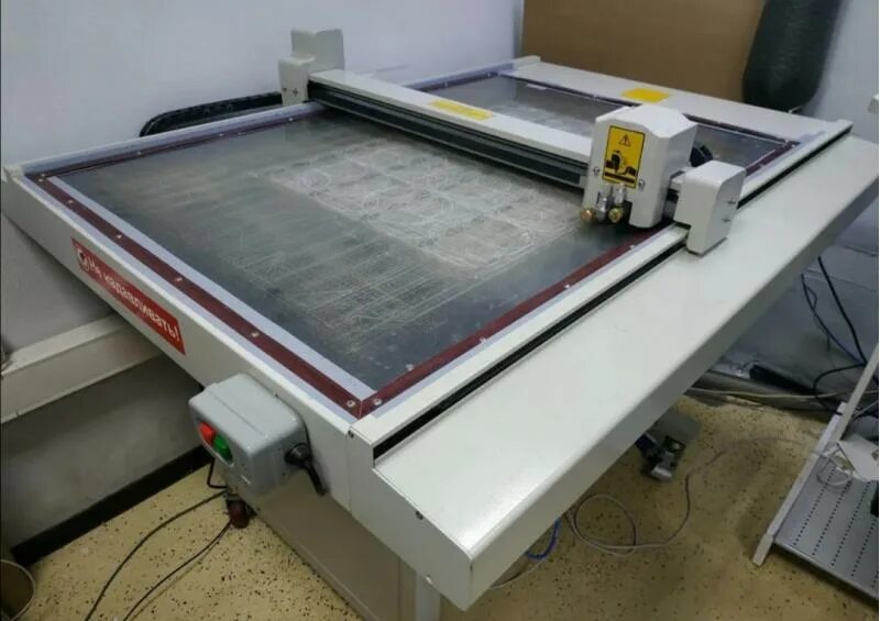 Плоттер бу. Плоттер hc1700. плоттер hc6090. hc-1512. планшетный режущий плоттер. планшетный режущий плоттер zeoncut.