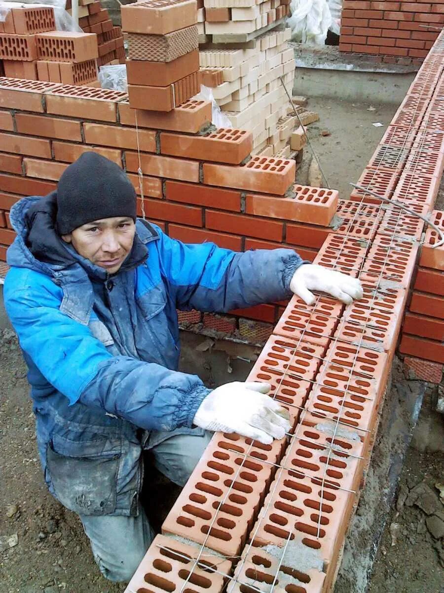 Укладка кирпича. Работает кирпич. Работает кирпич. Укладка облицовочного кирпича. Кирпичная кладка.