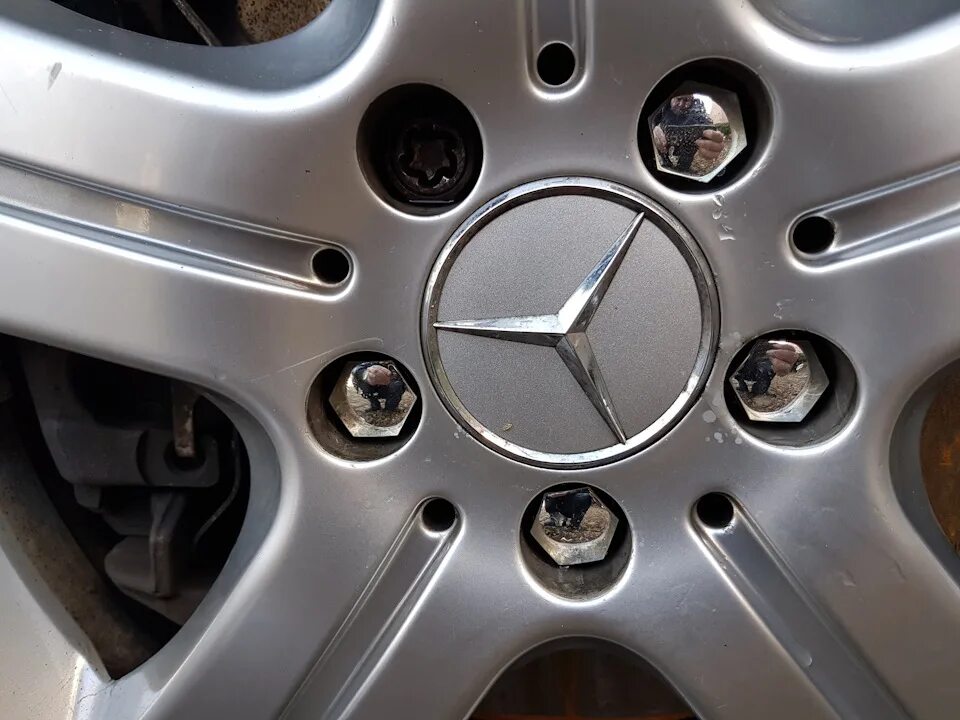 Установка легкосплавных дисков. Гайки на литые диски нива 21214. Установка литого диска. Правка диска. Кольцо установочное литого диска toyota picnic.