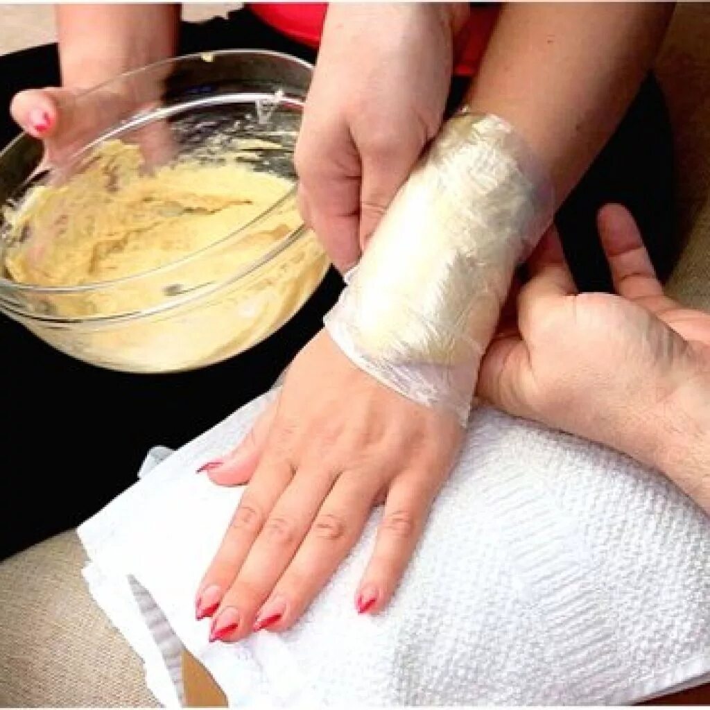 холодный компресс. компресс на запястье. компресс на запястье. холодный компресс на суставы. солевая повязка для детей.