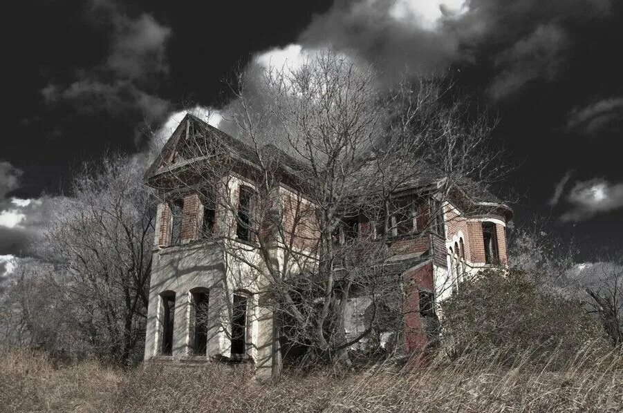 Заброшенные здания с привидениями. Заброшенные дома с призраками. Психиатрическая больница екатеринбург заброшка. Заброшка внутри внутри страшная. Призраки заброшенных.