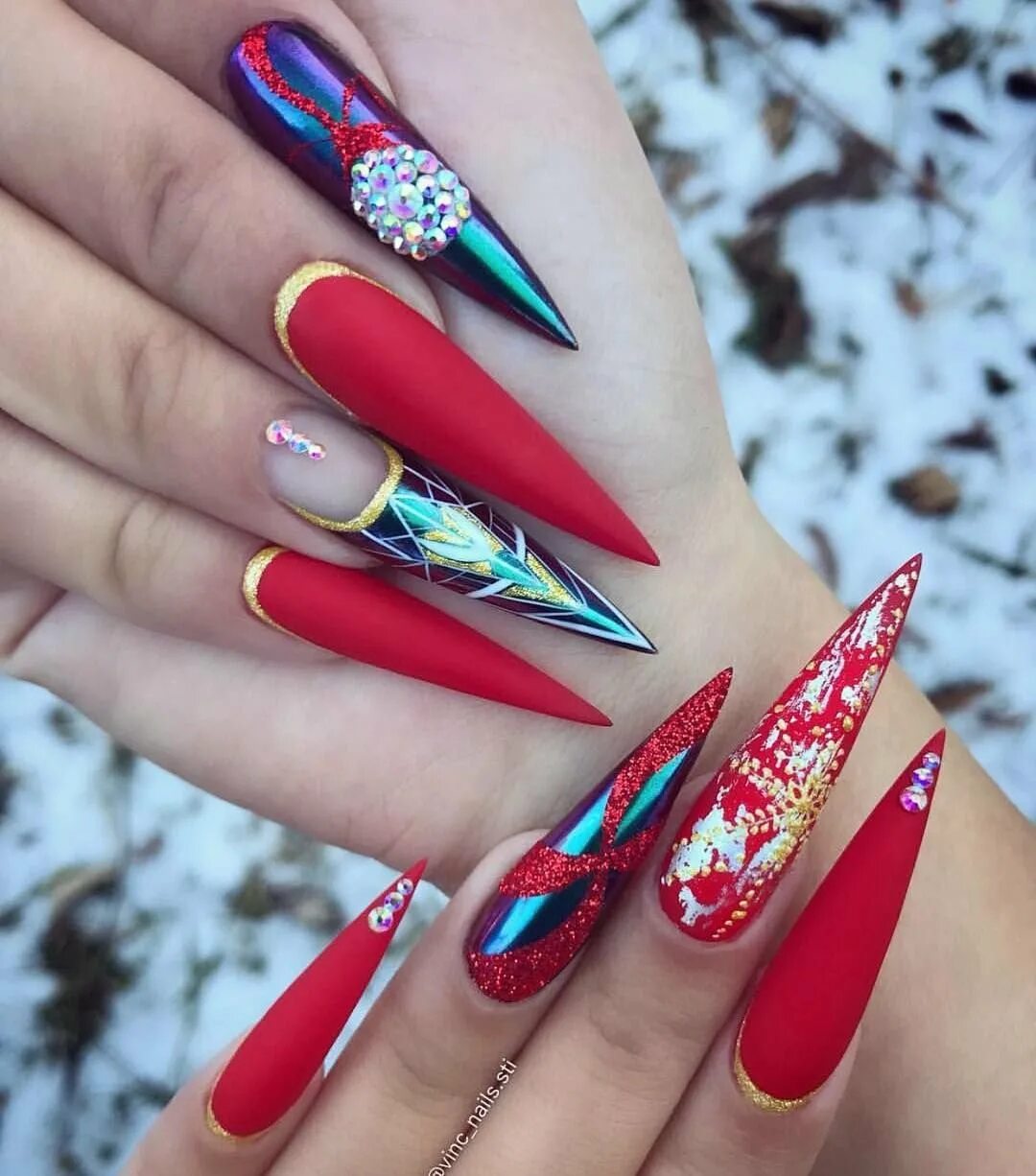 Красные острые. Красные острые ногтити. Красные острые. Ногти стилет и миндаль. Красный маникюр на длинные острые ногти.