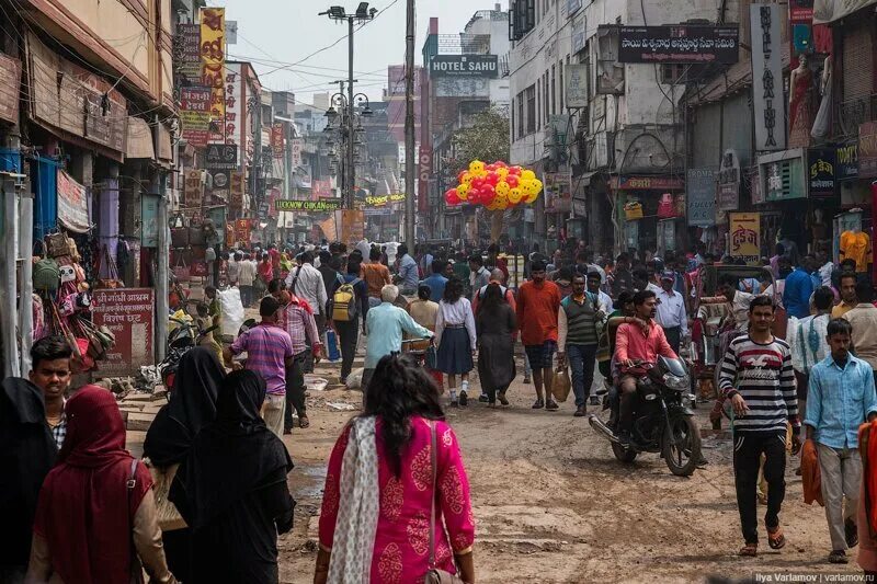 Основные экологические проблемы индии. Грязный город в Индии Варанаси. Варанаси улицы.