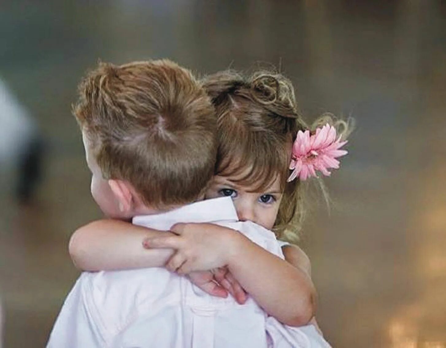 Хочу от тебя детей любимый. Мальчик и девочка обнимаются. Мальчик обнимает девочку. Любовь к ребенку. Мальчик и девочка любовь.