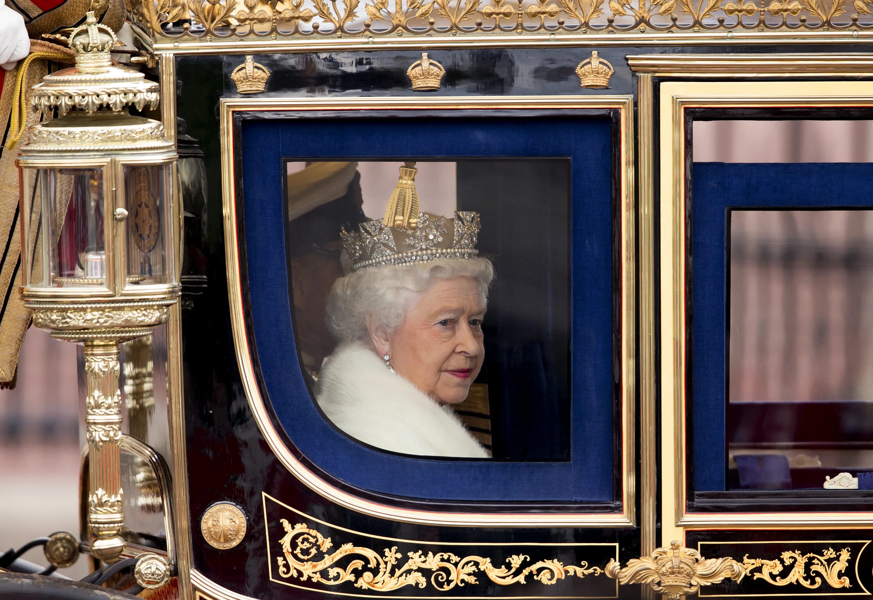 трон английской королевы. трон английской королевы. королева елизавета на троне. королева англии елизавета 2 на троне. трон английской королевы.