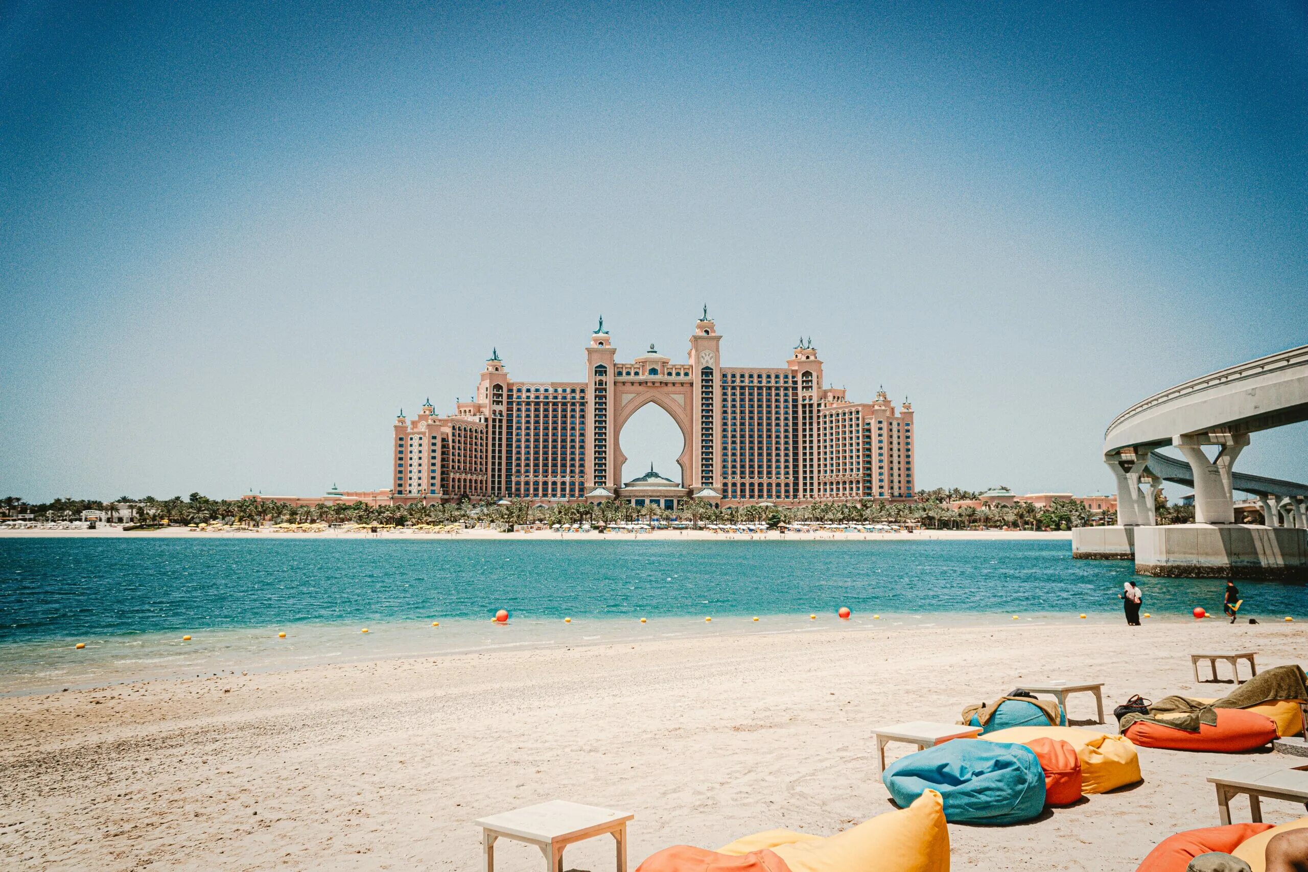 Можно ехать в дубай. The Beach Дубай. Al Khan в Дубай. Абу Даби пляжи. Radisson Дубай пляж.