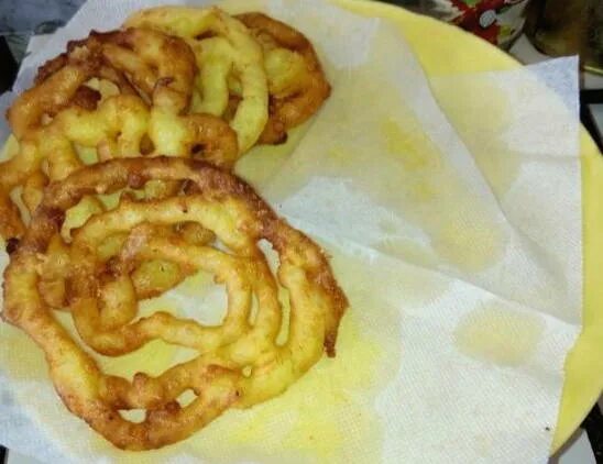 Чипсы из пюре в духовке. Чипсы из картофельного пюре. чипсы из толченой картошки. чипсы из пюре картофельного в духовке. завитушки из картофельного пюре.