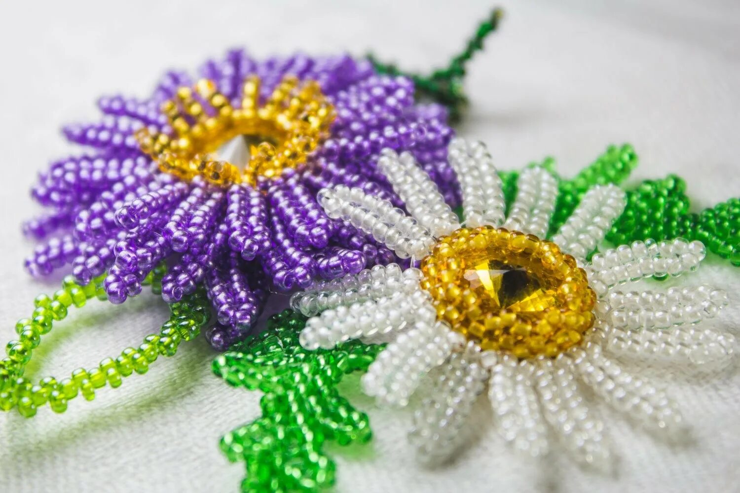 Бисерные изделия. Как сделать из бисера ютуб. Фигурки из бисера плоские. Поделки из бисера. Как сделать из бисера ютуб.