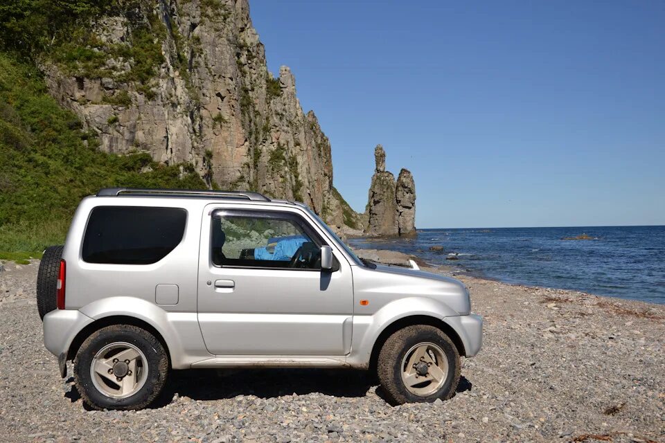 Авито купить сузуки джимни бу. Suzuki Jimny 1.3. Сузуки Джимни левый руль. Сузуки Джимни правый руль. Сузуки Джимни на 30 колесах.