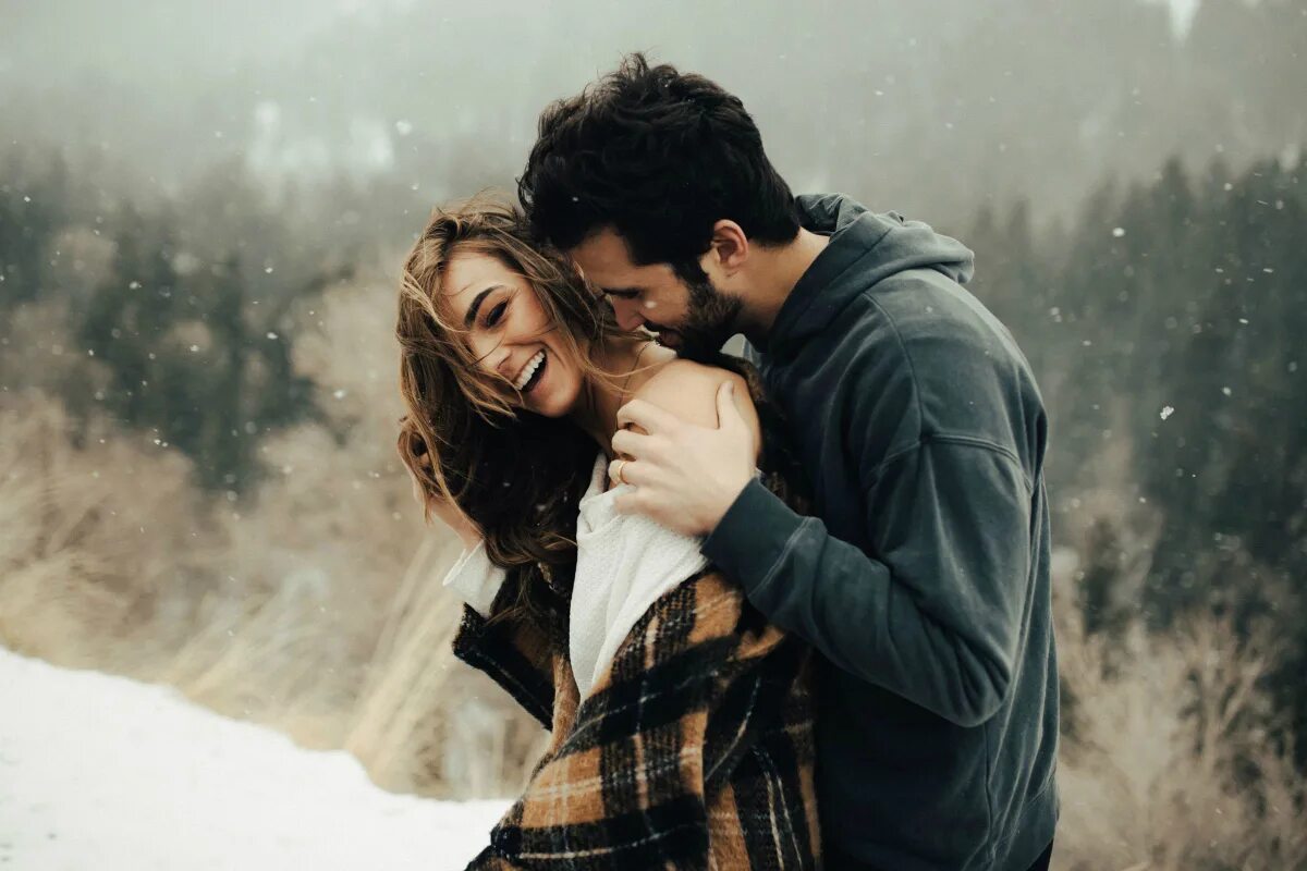 пара влюбленных. пара обнимается. красивые парочки. пять пар любви. счастливые влюбленные.