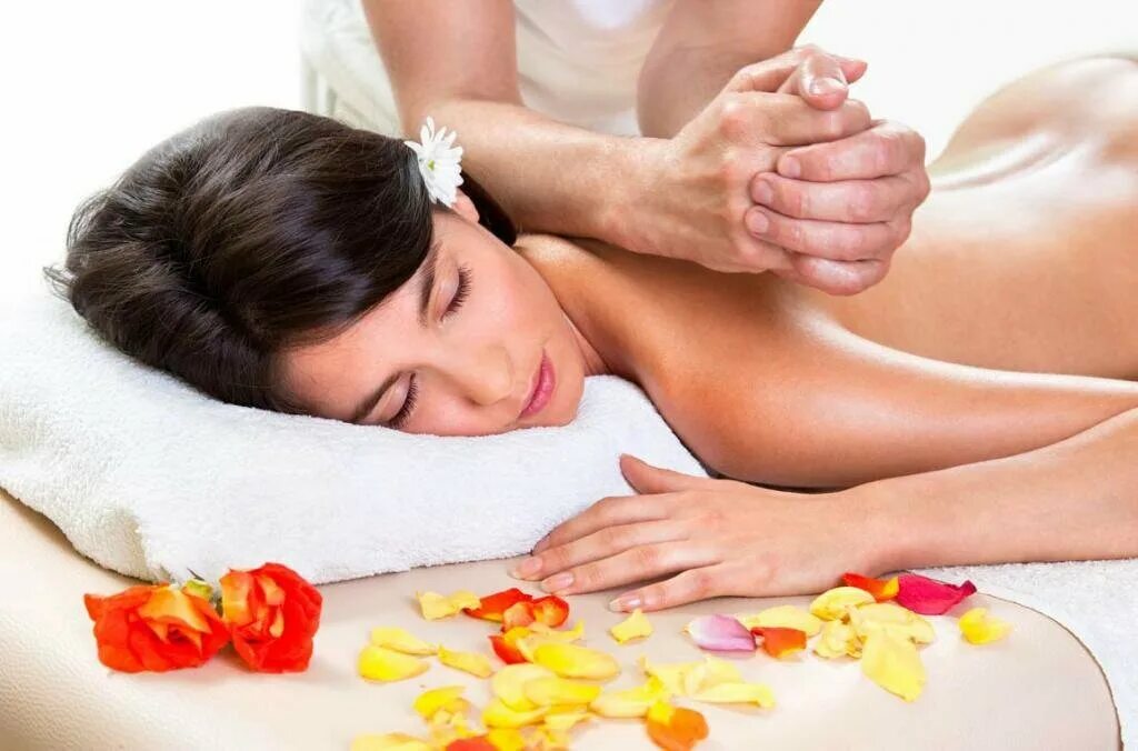 Massage therapist. Массаж. Массаж картинки. Массаж картинки красивые. Релакс массаж.