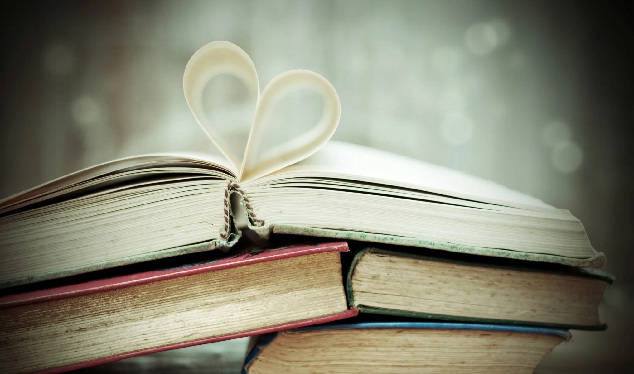 Цифры из страниц книги. Красивый фон с книгами. фон для презентации книги. картинка с книгами для фона. фон с книжками для презентации.