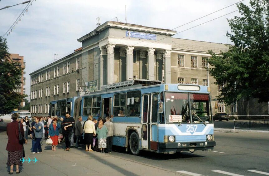 Троллейбус 257. Горловка троллейбус. Троллейбус в Горловке 1995. Тирасполь троллейбус и о 257. Горловка первый троллейбус.