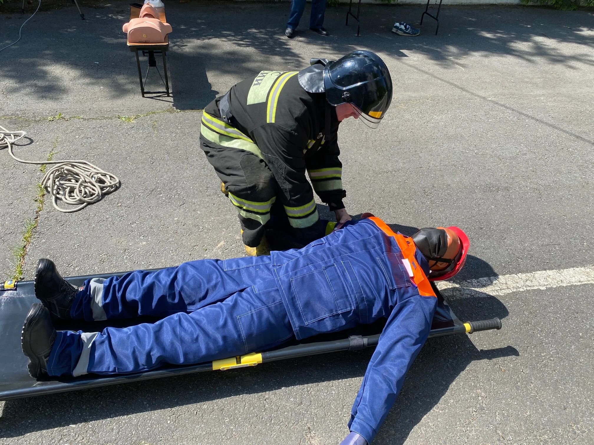 Квалификация пожарного. Фото пожарные проверяют оборудование. К1 пожарники. Чс омск. Добровольная пожарная команда здание.