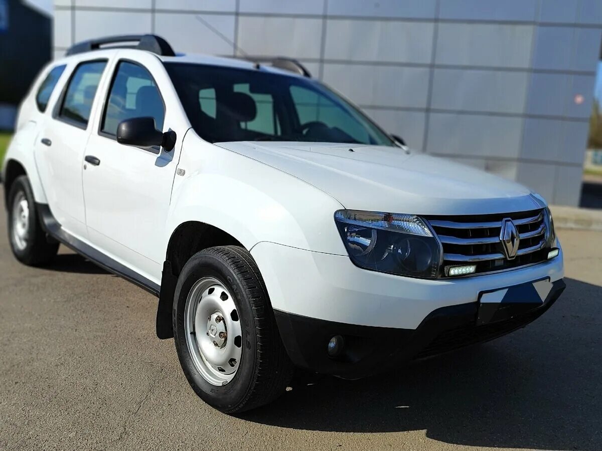 Купить б/у Renault Duster I 1.6 MT (102 л.с.) бензин механика в Химках: белый Ре